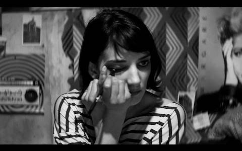 O dziewczynie, która wraca nocą sama do domu/ Girl walks home alone at night, a(2014) - zwiastuny | Kinomaniak.pl